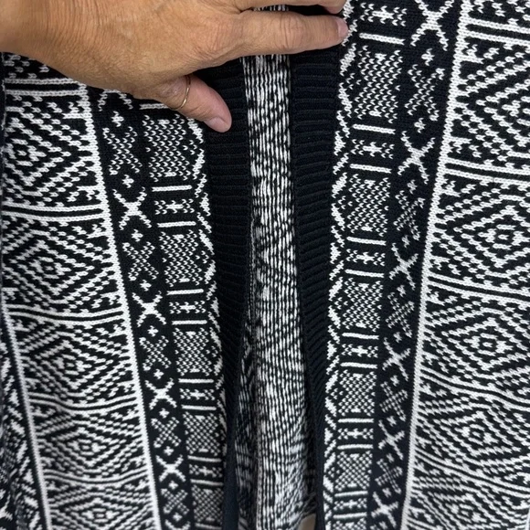 (H1)Old Navy, black and white,Aztec style
Cardigan sweater,LG
Heavyweight cotton - Picture 3 of 11